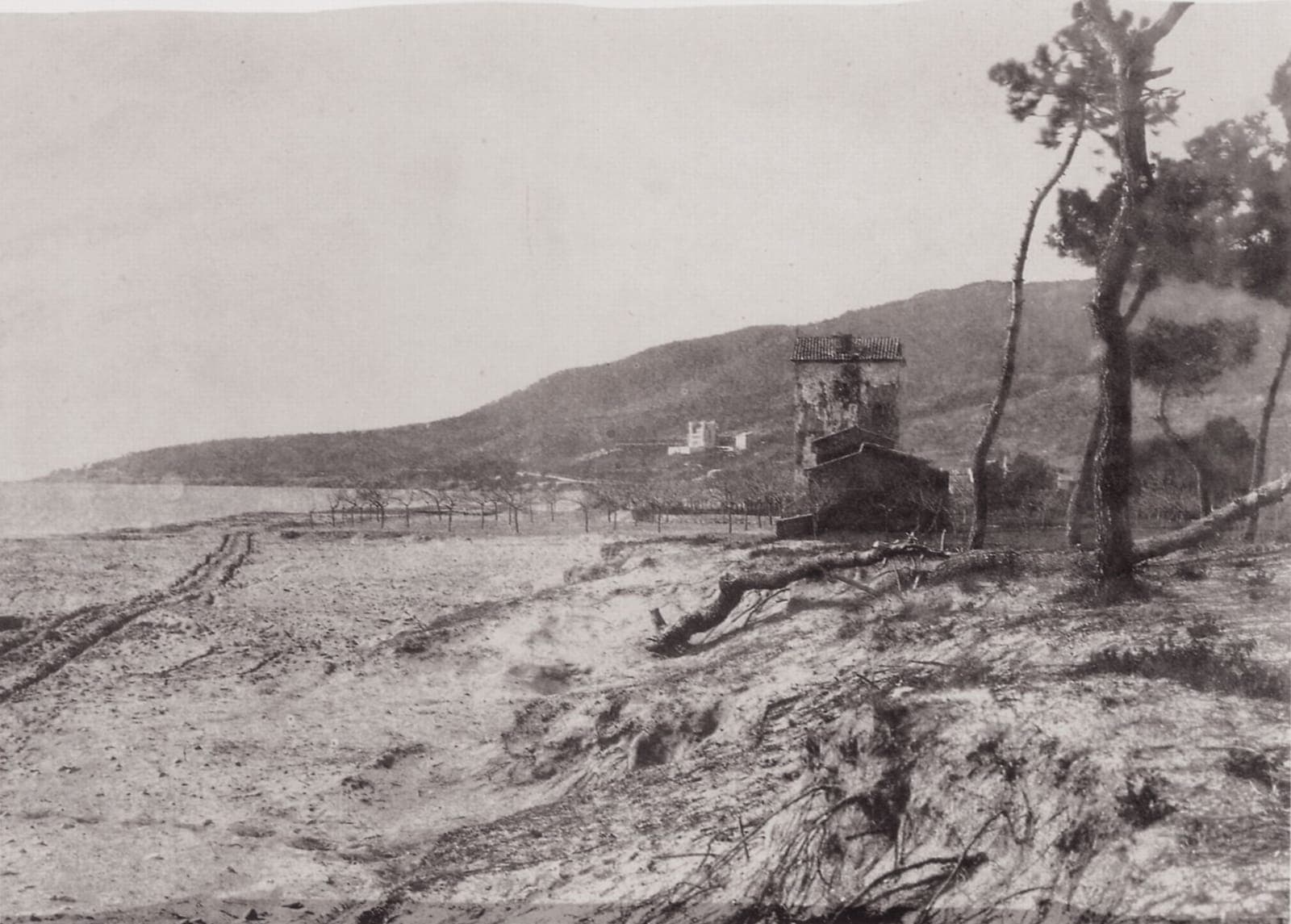 Photographie ancienne : la plage de Golfe-Juan, une tour et les collines du bord de mer, vers 1852.