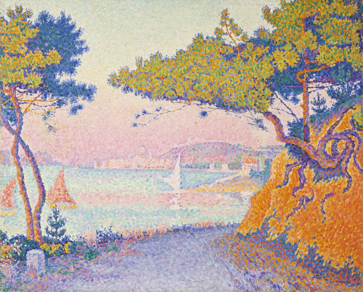 Tableau de Paul Signac aux couleurs vives : la baie de Golfe-Juan entre les pins, avec des voiliers.